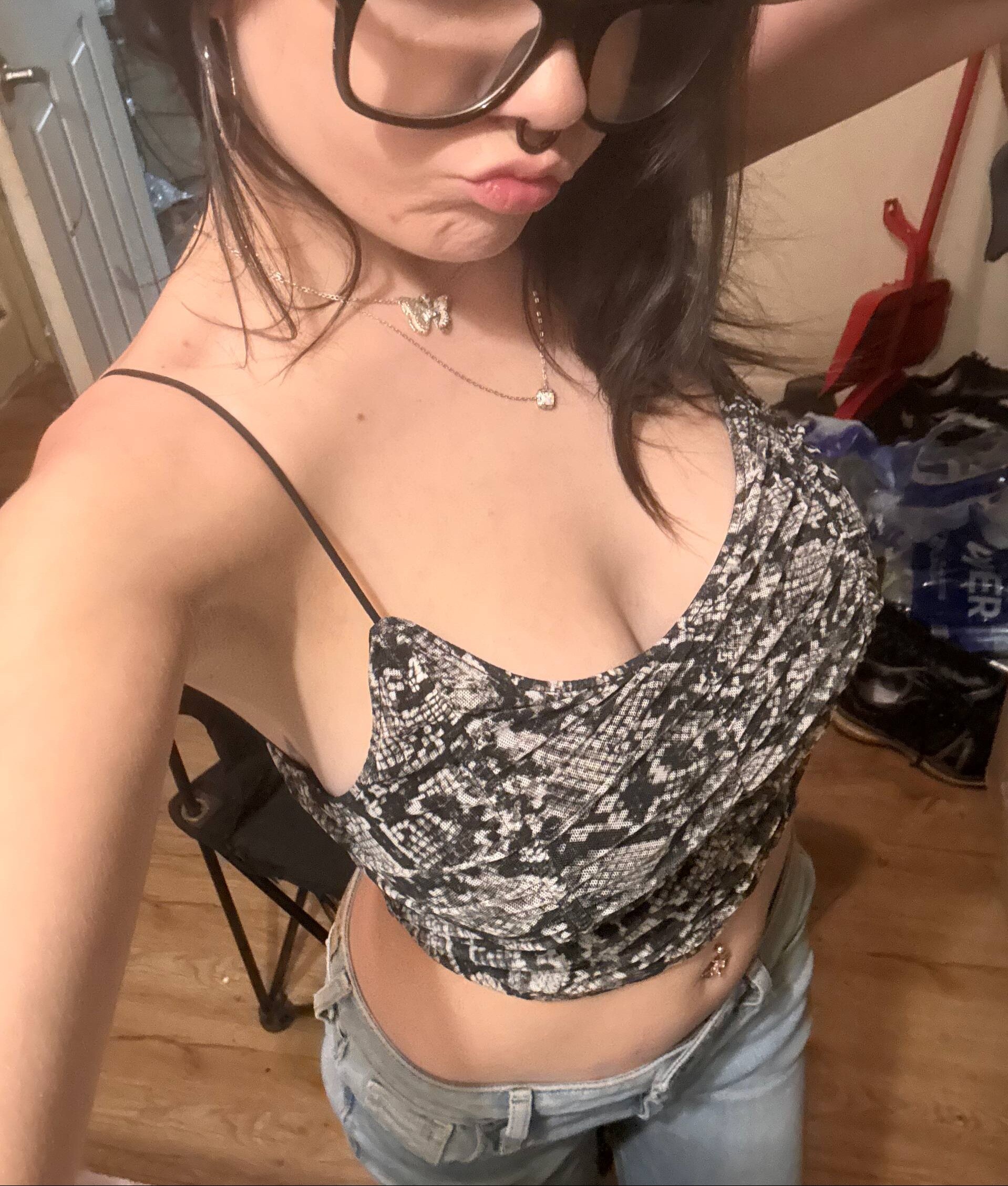 19|F Do you want me to u dress for you?
