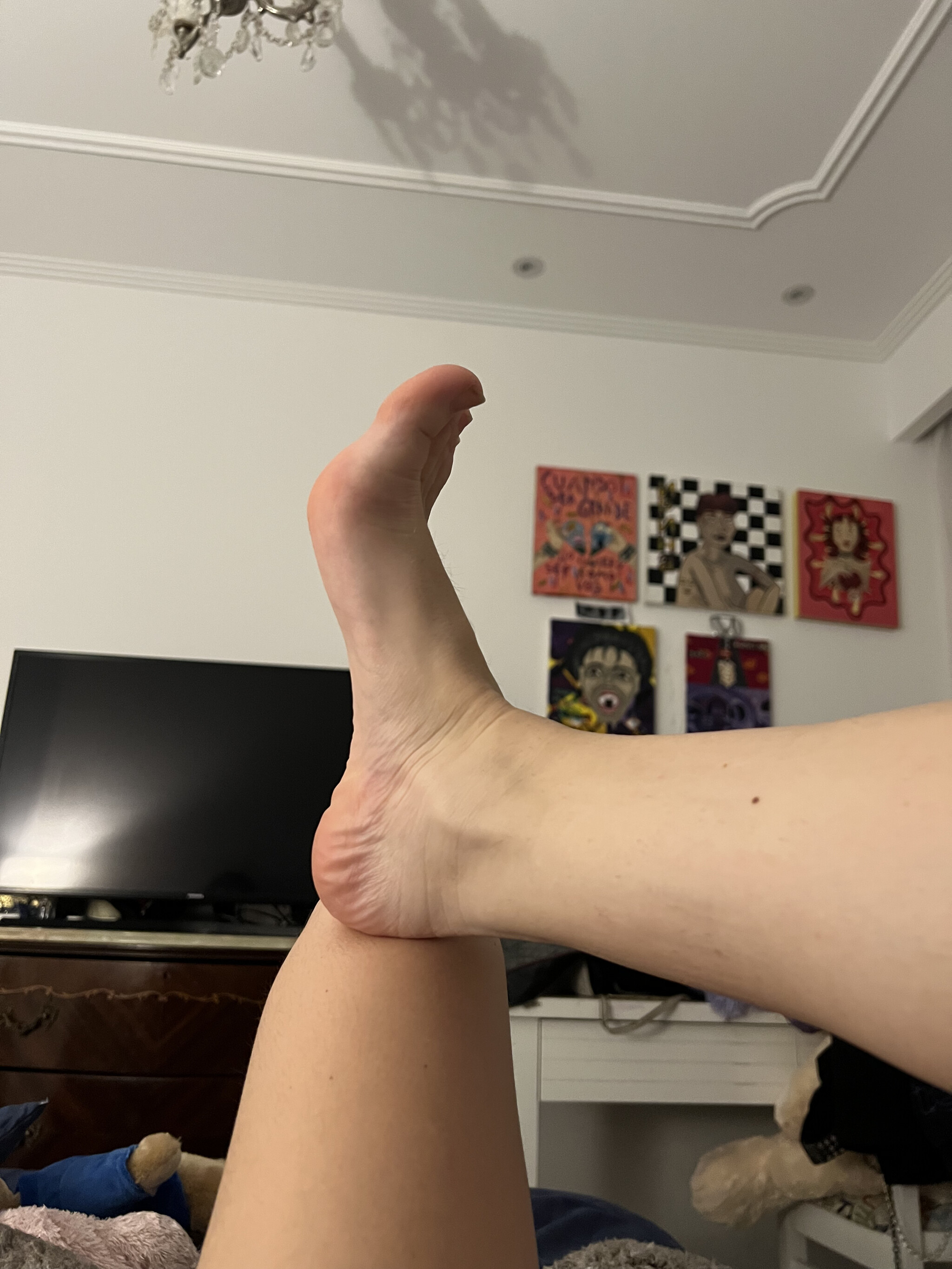 Can you handle my soles on your face while my delicate hands tease your cock? 😏