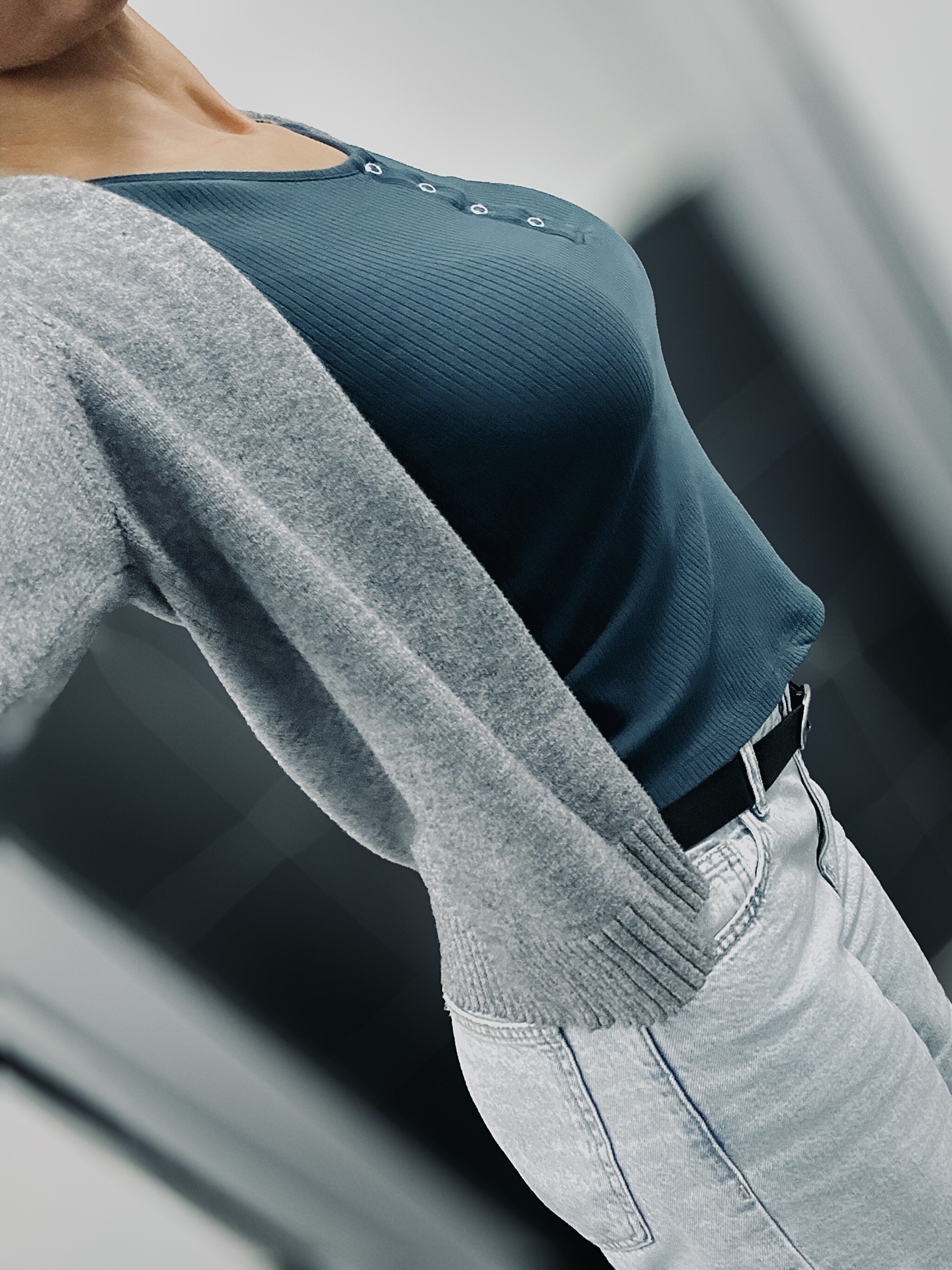 Ordinary Monday: No lingerie, no reveal… just me in everyday clothes. Still enough to catch your attention? [F49]