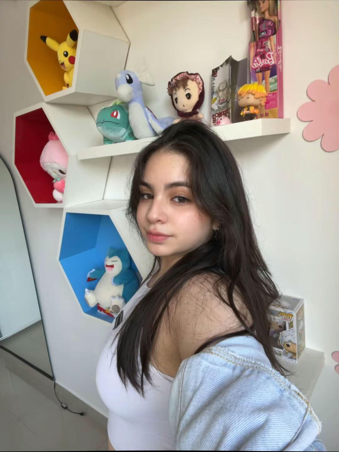 New & naughty? 19F petite brunette with curves… let's talk 😇