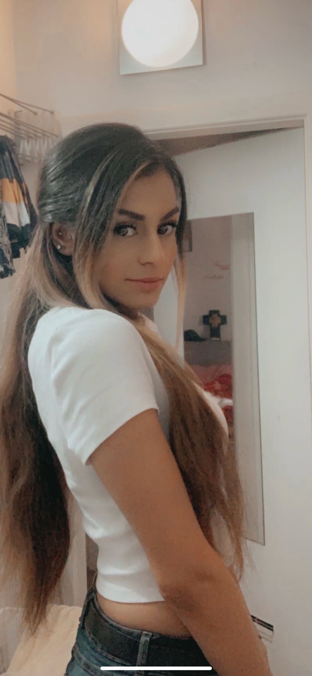 A little bit messy hair but still cute? : r/SelfieOver25