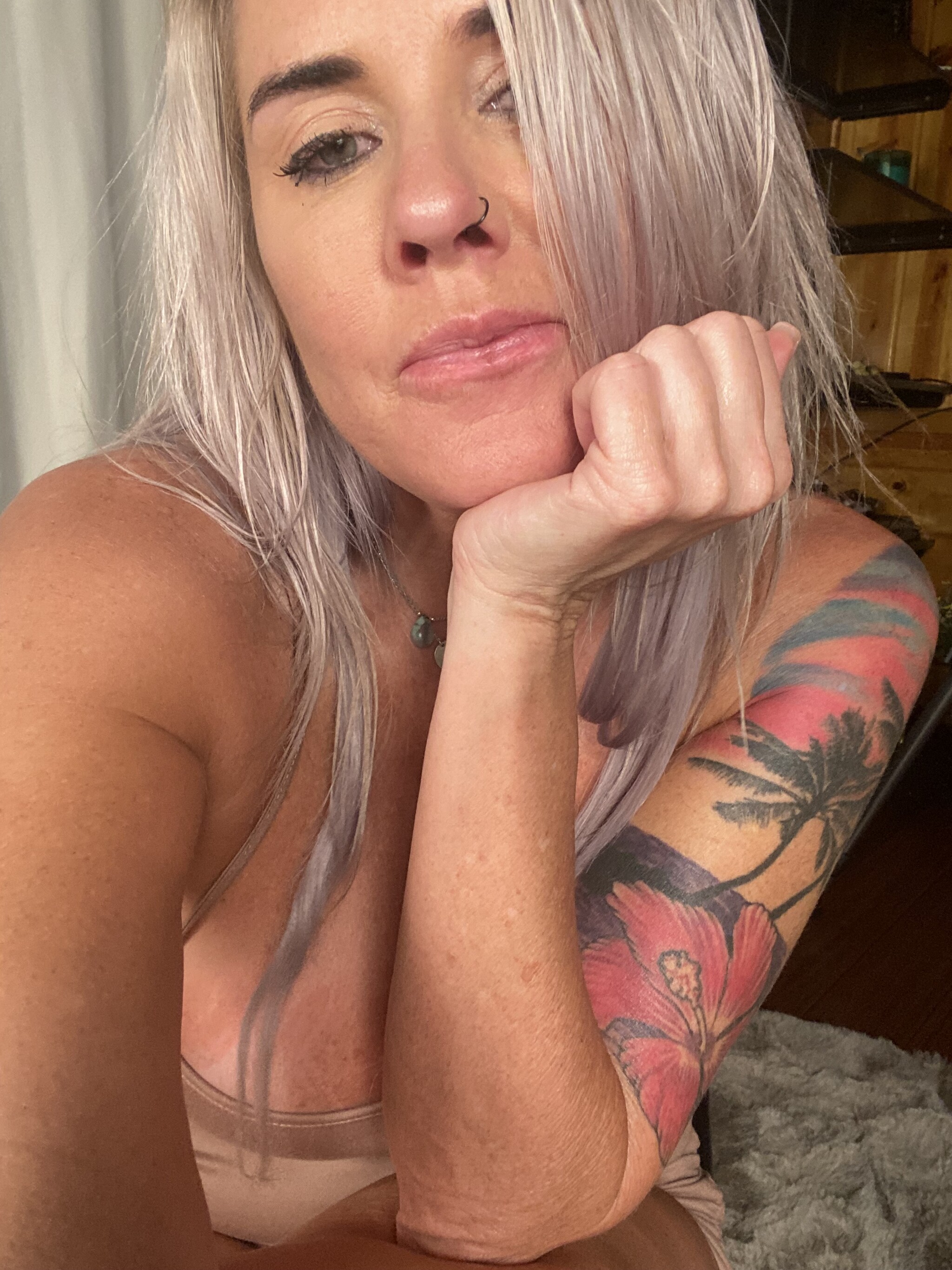 Suck a naughty little MILF